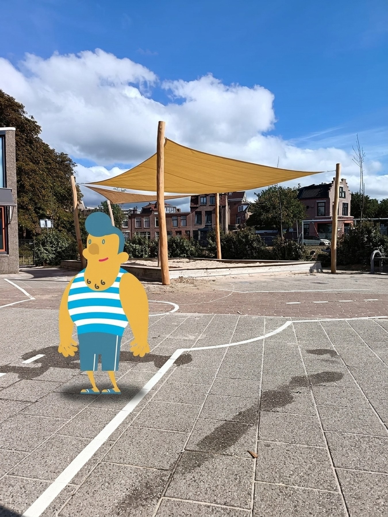 Geel Sundo schaduwdoek op houten palen boven een plein, met de Sundude-mascotte