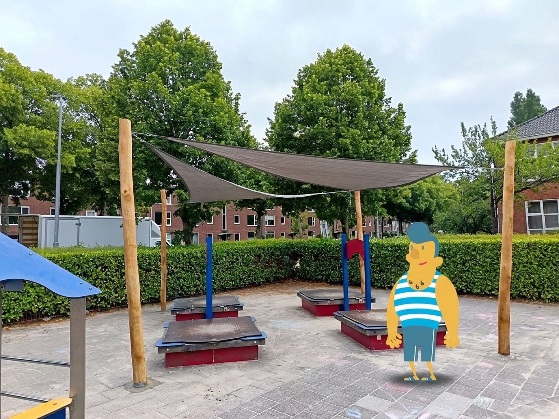 Grijs Sundo schaduwdoek boven een schoolplein, met de Sundude-mascotte