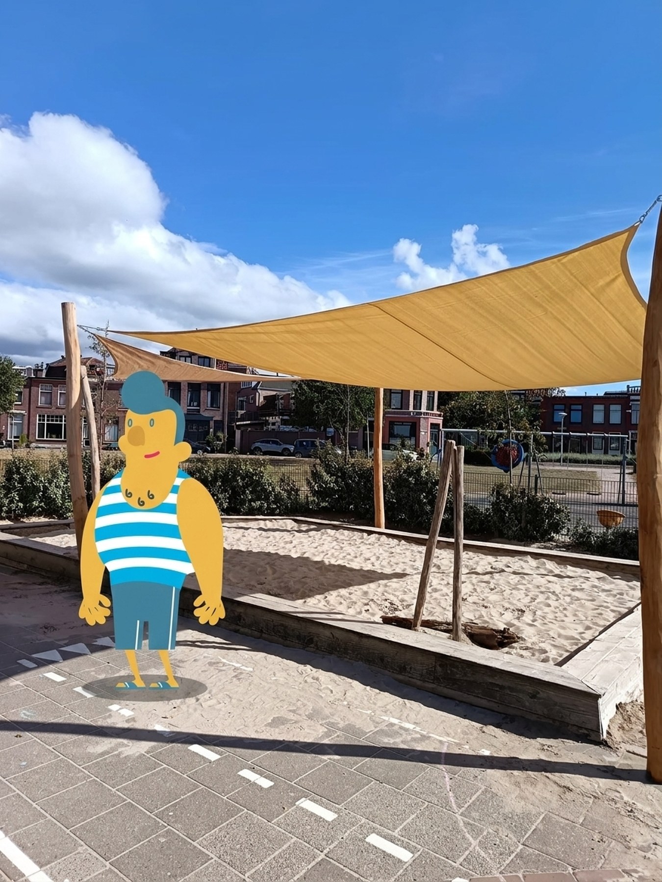 Geplaatst Sundo schaduwdoek in de kleur geel boven een zandbak, strakblauwe lucht